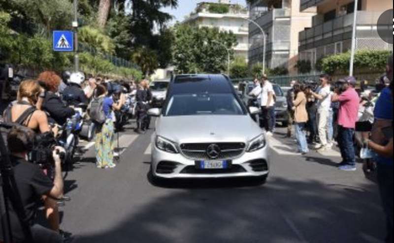 corteo funebre raffaella carra