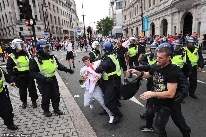 Disordini a Wembley 10