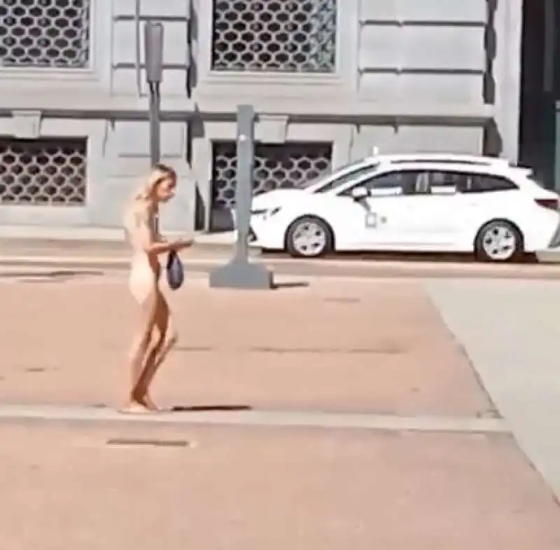 donna nuda in giro in centro a milano. 