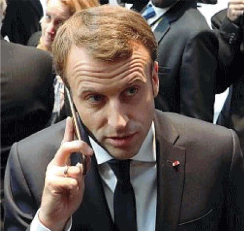 EMMANUEL MACRON AL TELEFONO