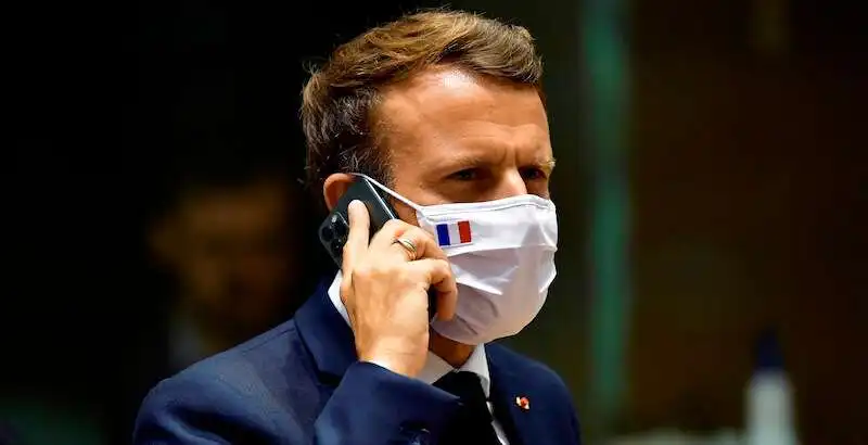 EMMANUEL MACRON AL TELEFONO 