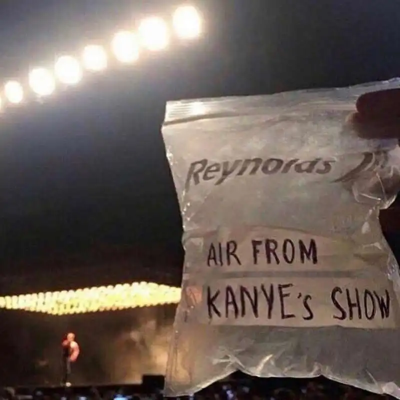 FAN VENDONO ARIA DEL CONCERTO DI KANYE WEST