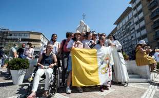 fedeli al gemelli per l'angelus di papa francesco 1