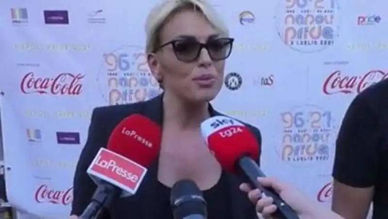 FRANCESCA PASCALE AL GAY PRIDE DI NAPOLI    