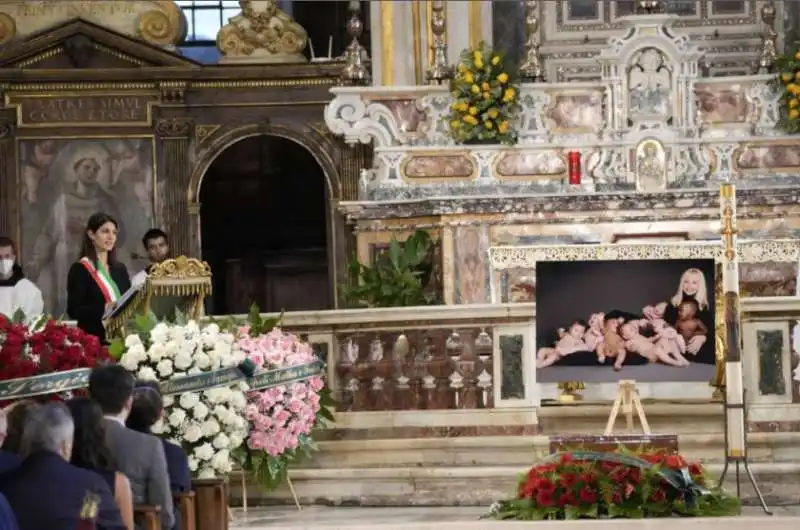 funerali raffaella carra 18