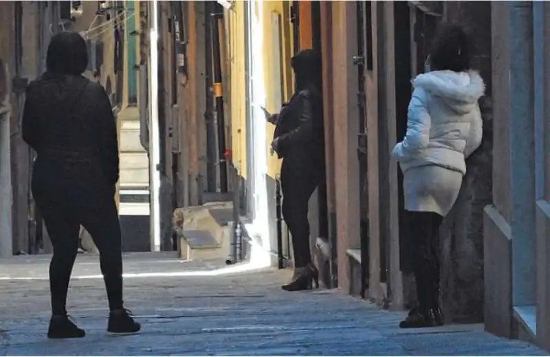 GENOVA - PROSTITUTE TRA I VICOLI