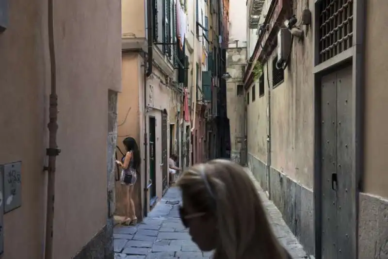 GENOVA - PROSTITUTE TRA I VICOLI    