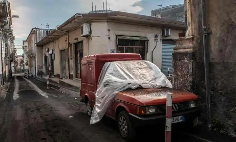 Giarre, auto ricoperta di cenere