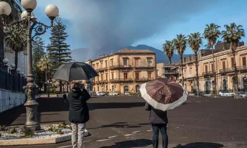 Giarre sotto una pioggia di cenere