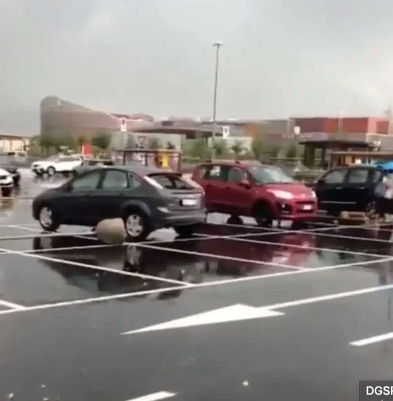 grandine a rozzano spacca i vetri delle auto 5