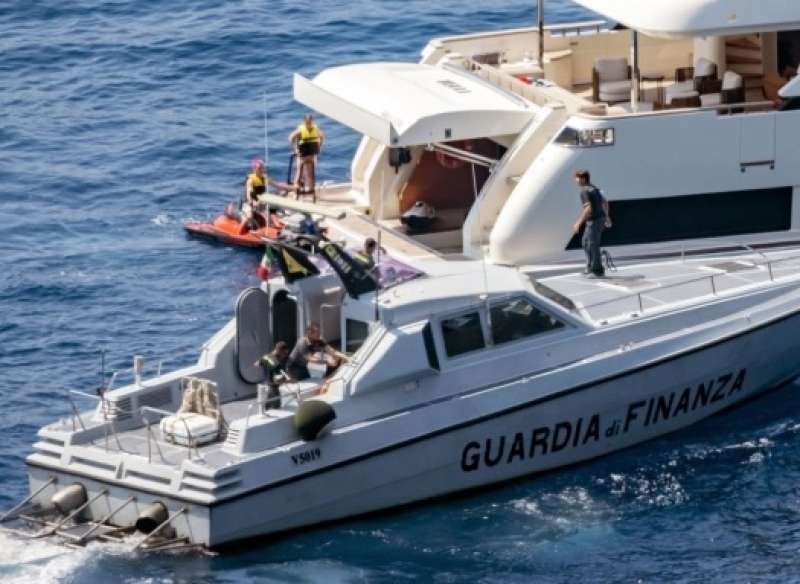 guardia di finanza si avvicina allo yacht di david beckham