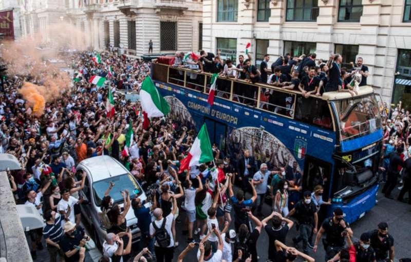 il pullman della nazionale in centro a roma