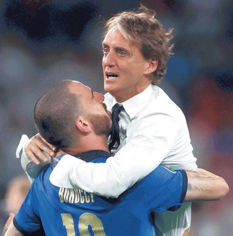 ITALIA CAMPIONE D EUROPA - ABBRACCIO TRA MANCINI E BONUCCI