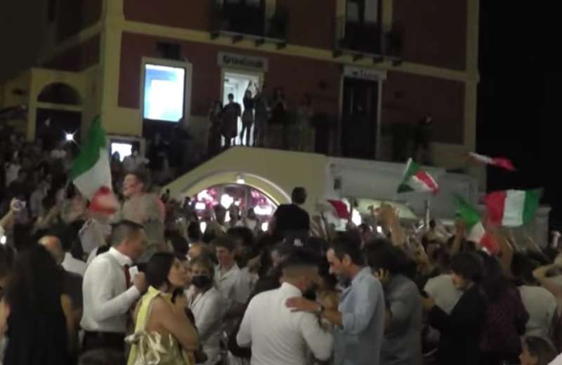 ITALIA INGHILTERRA - I FESTEGGIAMENTI IN PIAZZETTA A CAPRI