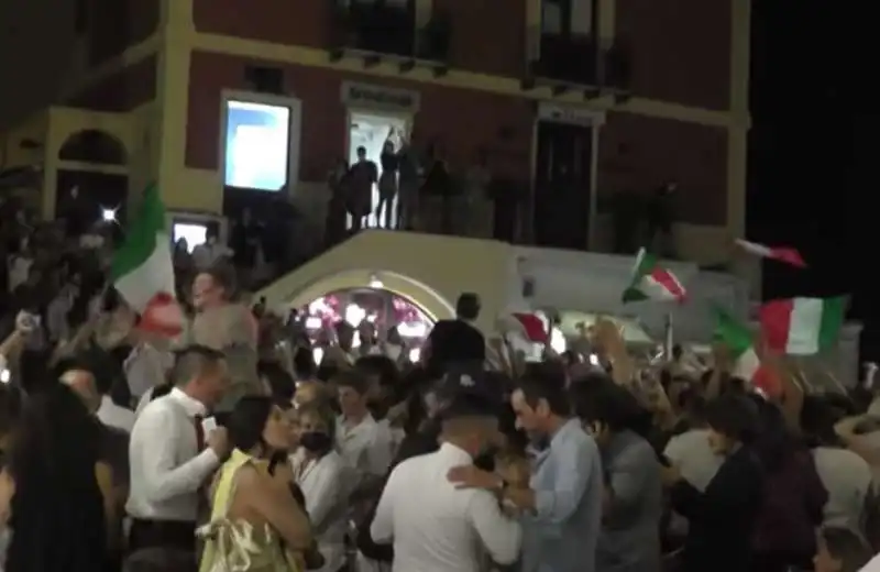 ITALIA INGHILTERRA - I FESTEGGIAMENTI IN PIAZZETTA A CAPRI       