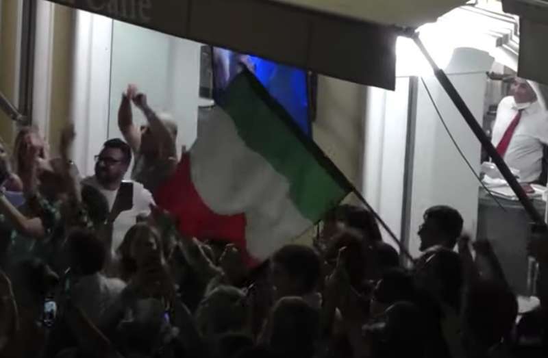 ITALIA INGHILTERRA - I FESTEGGIAMENTI IN PIAZZETTA A CAPRI