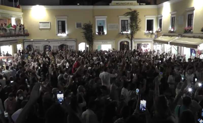 ITALIA INGHILTERRA - I FESTEGGIAMENTI IN PIAZZETTA A CAPRI