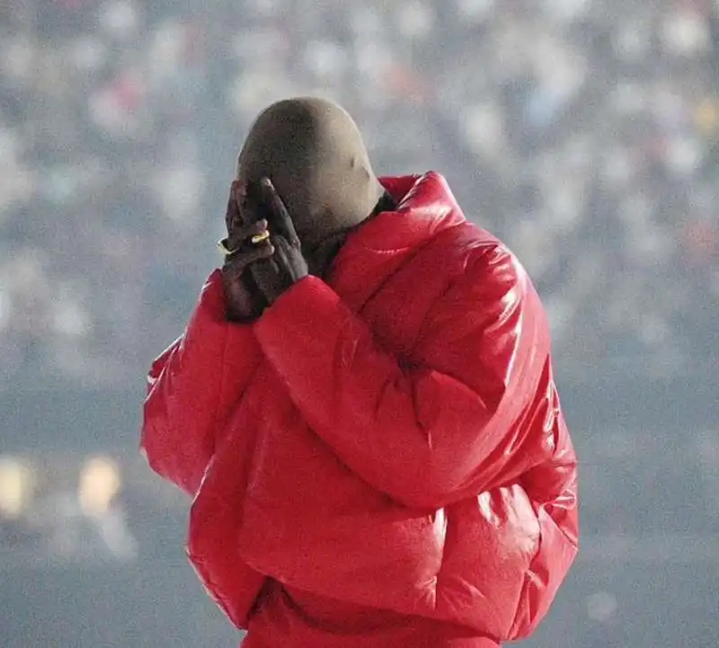 kanye west vestito come un rapinatore al listen party donda   atlanta