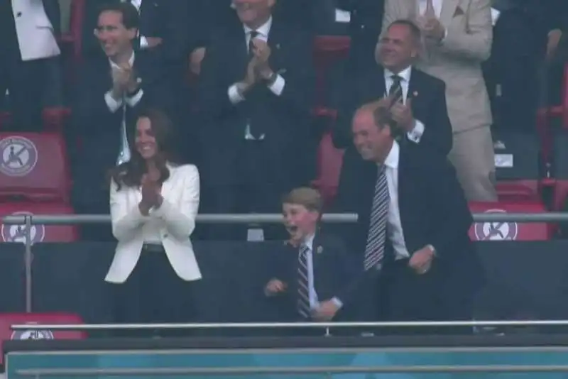 Kate, George e William dopo il gol di Shaw 3