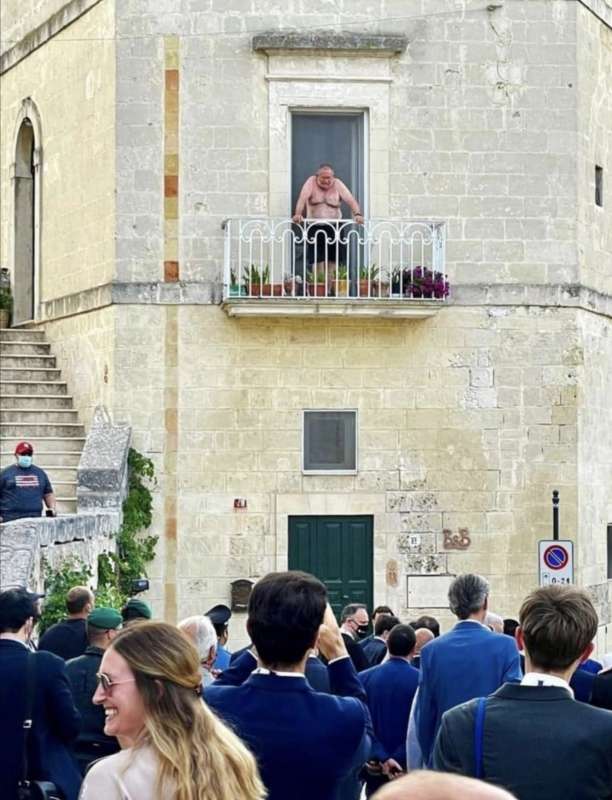 l uomo sul balcone a matera