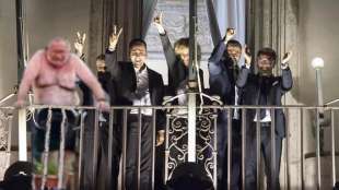 l uomo sul balcone a matera durante il g20 meme 1