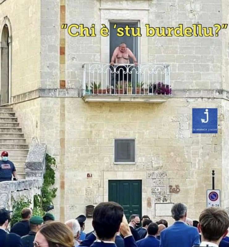 l uomo sul balcone a matera durante il g20 meme 2