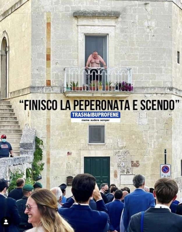 l uomo sul balcone a matera durante il g20 meme 4