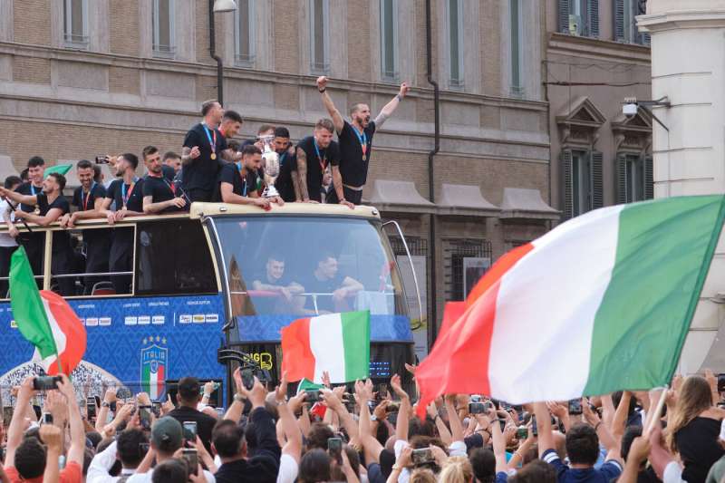 la nazionale festeggia sul pullman 45