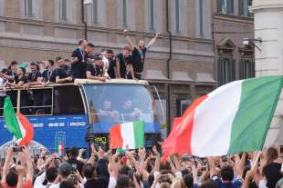 la nazionale festeggia sul pullman 45