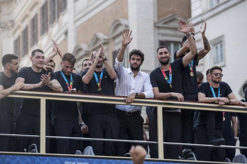 la nazionale festeggia sul pullman 55