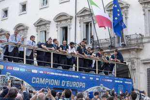 la nazionale festeggia sul pullman 56