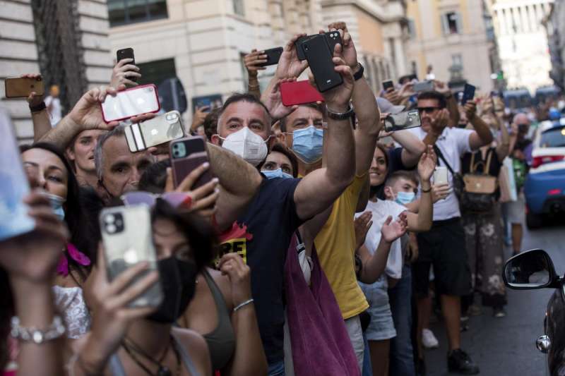 la nazionale festeggia sul pullman 64