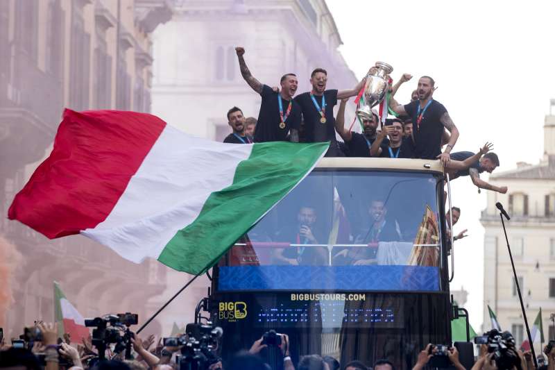 la nazionale festeggia sul pullman 68