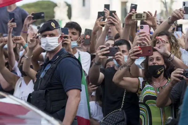 la nazionale festeggia sul pullman 76