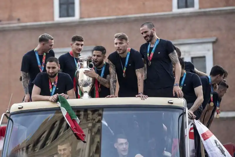 la nazionale festeggia sul pullman 83