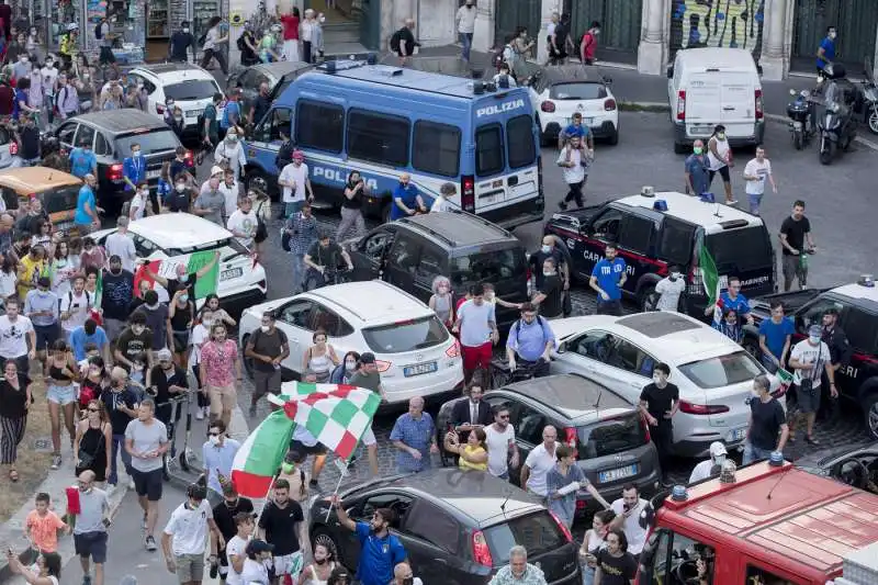 la nazionale festeggia sul pullman 87