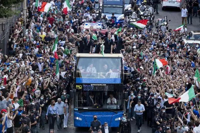 la nazionale festeggia sul pullman 88