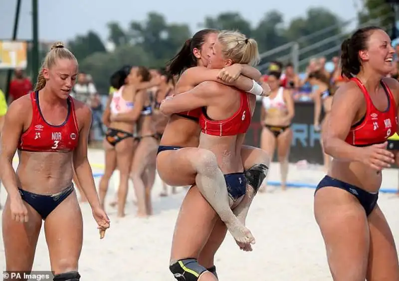 La squadra di beach handball norvegese nel 2017 con il bikini