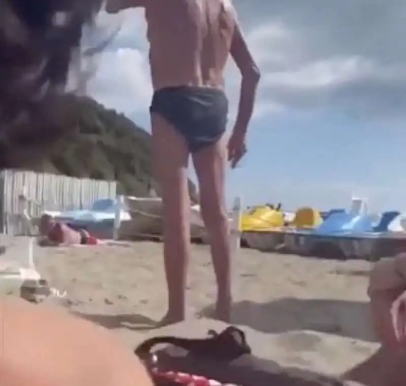 le due ragazze lesbiche cacciate dalla spiaggia a napoli 5