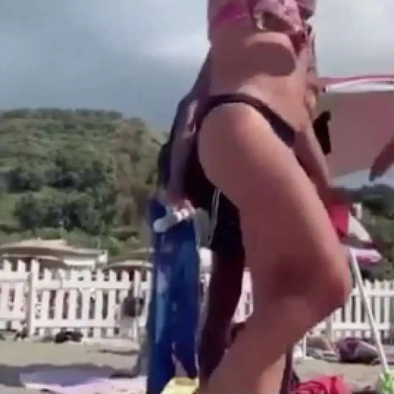 le due ragazze lesbiche cacciate dalla spiaggia a napoli 8