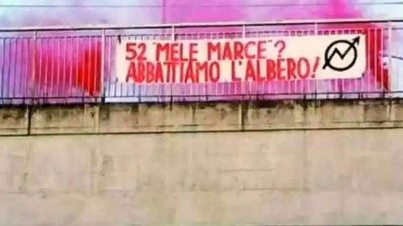 LO STRISCIONE CONTRO LA POLIZIA PENITENZIARIA