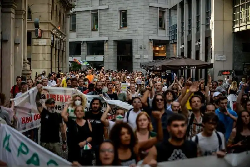 manifestazione contro il green pass a milano 7