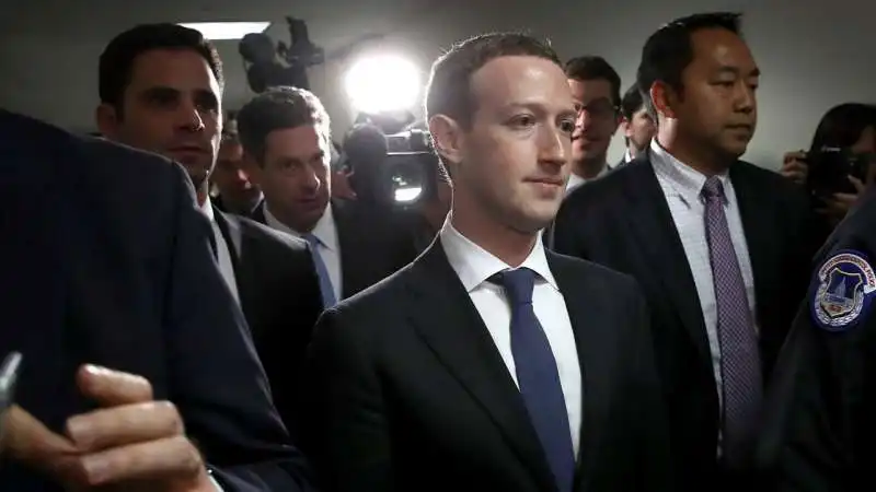 mark zuckerberg con la scorta