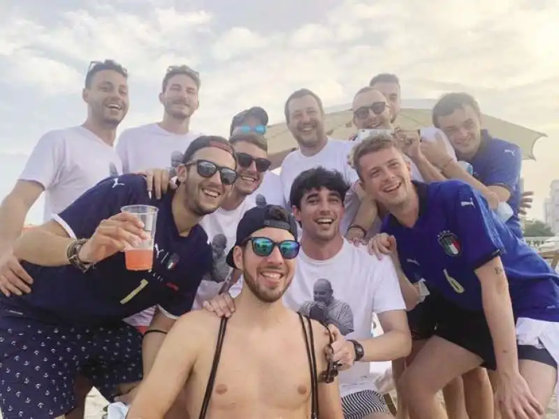 matteo salvini fa i selfie in spiaggia