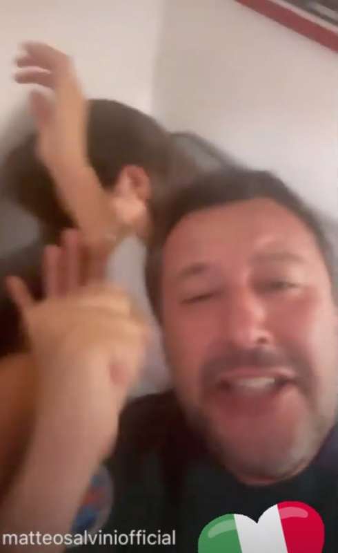 matteo salvini festeggia la vittoria dell'italia 3