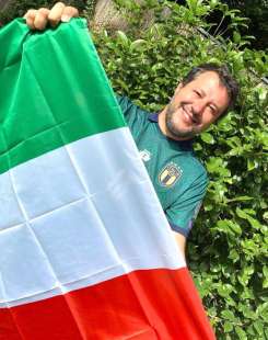 matteo salvini festeggia la vittoria dell'italia 4