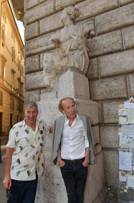 maurizio cattelan con enzo cucchi sotto la statua di pasquino foto di bacco