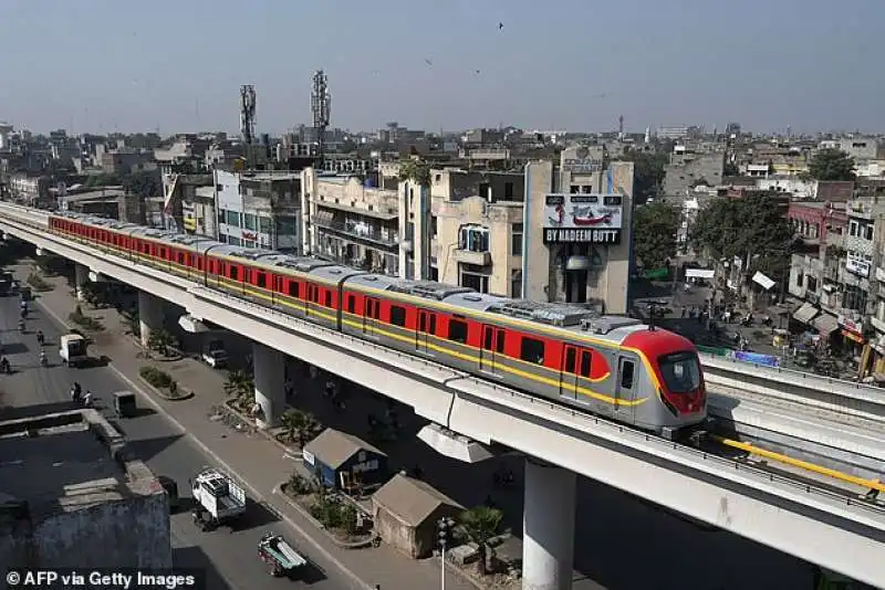 metro a lahore costruita dai cinesi 