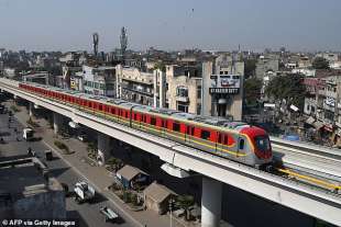 metro a lahore costruita dai cinesi