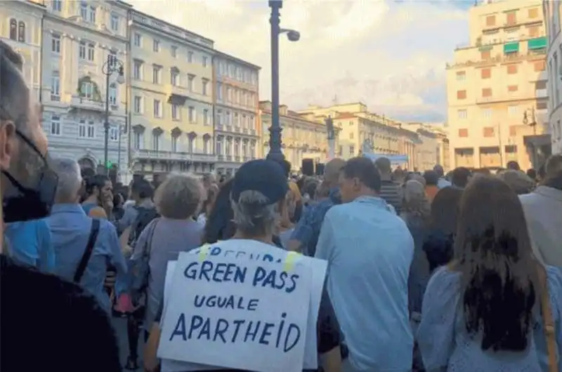 NO VAX IN PIAZZA A TRIESTE CONTRO IL GREEN PASS